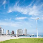 Frente A Playa Brava, Boulevard